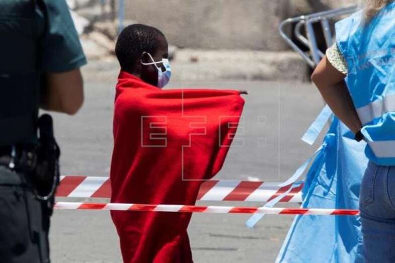 Foto de archivo de un desembarco en Gran Canaria de un menor llegado en una patera en la que viajaban 63 inmigrantes, 11 de ellos bebés / EFE Quique Curbelo